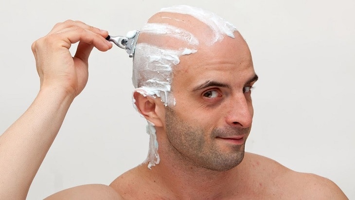 rasare i capelli - È vero che rasare i capelli fa bene perché li rinforza?