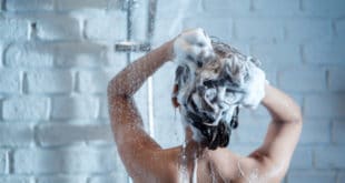 donna sotto la doccia 46139 1633 310x165 - Come scegliere lo shampoo giusto