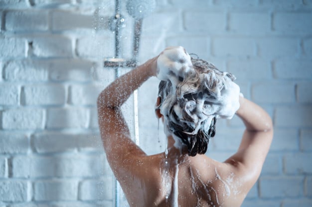 donna sotto la doccia 46139 1633 - Come scegliere lo shampoo giusto